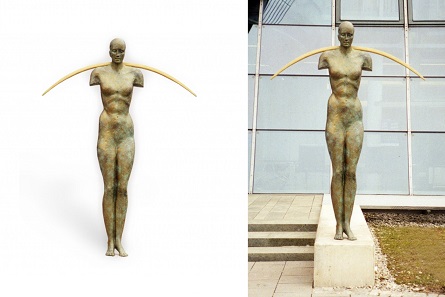 „Balance“ - Statue von Ulla M. Scholl aus dem Jahr 2000 vor der Bundesbank in München. Photos: Andreas Pangerl.