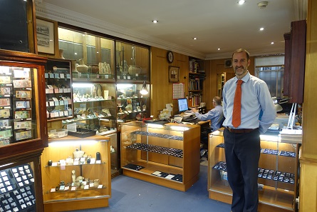 Philip Skingley lädt ein, das Ladengeschäft der Münzhandlung zu besuchen. Foto: UK.