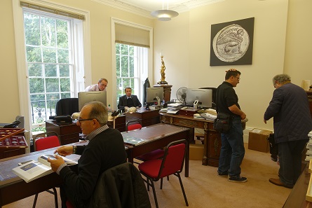 Hochbetrieb vor der Auktion bei Roma. Foto: UK.