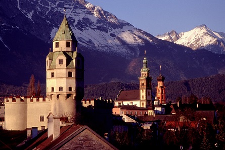 Vor beeindruckender Kulisse bietet Burg Hasegg mit seinem Münzerturm den Rahmen für das „Numismatische Wochenende“ in Hall in Tirol. Foto: Herbert Ortner / Wikimedia Commons / CC BY 2.5.