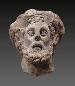 Kaiser Commodus als Herkules: Reste einer Statue, die 1843 in Köngen gefunden wurde und heute im Alten Schloss in Stuttgart zu sehen ist. Landesmuseum Württemberg, Foto: Hendrik Zwietasch.
