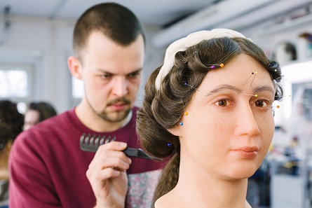 Student Steffen Roßmanith bei der Arbeit an seiner Büste von Faustina II. Theaterakademie August Everding; Studiengang Maskenbild – Theater und Film. © Thomas Dashuber.