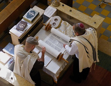 Thora-Rollen sind bis heute unverzichtbar im jüdischen Gottesdienst. Foto: Roy Lindman / Wikimedia Commons / CC BY-SA 3.0.