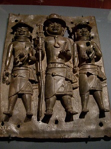 Beninbronze: Einheimische Sklavenagenten des Königs, in den Händen europäische Manillen. Foto: UK.