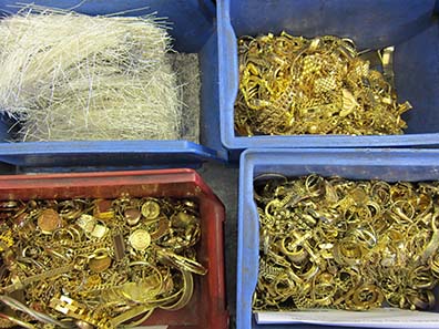 Schmelzgold und -silber. Foto: UK.