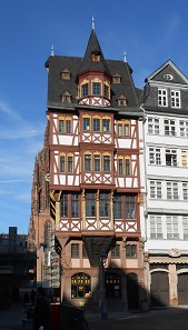 Das Haus „Zum Wechsel“ am Römer, Wohnhaus eines Münzmeisters im 15. Jahrhundert und heute noch eine Wechselstube.