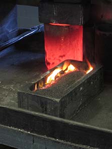 Das Schmelzgold wird in Barren gegossen. Foto: UK.