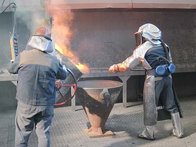 Die Schlacke wird von dem flüssigen Metall getrennt. Foto: UK.