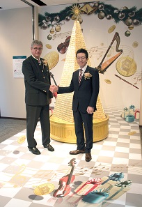 Der Generaldirektor der Münze Österreich, Gerhard Starsich, mit dem Vertreter von Ginza Tanaka.