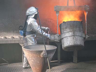 Die Barren werden gegossen. Foto: UK.