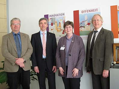 Von links nach rechts: Stephan Cravaack, Vertriebsleiter Scheidegeschäft, Jürgen Weissheimer, Vertriebsleiter Ronden, Ursula Kampmann, MünzenWoche, Ulrich Hartmann, Vertriebsleiter Industrieprodukte. Foto: Ulrike Beuchle.