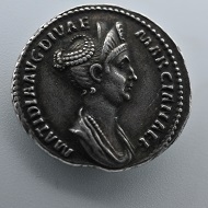 Silbermünze mit dem Bildnis der Matidia. Sie war als Nichte Trajans und Schwiegermutter Hadrians eine einflussreiche Persönlichkeit der römischen Kaiserzeit. Bild: Northeast Normal University.