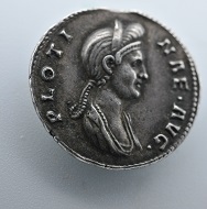 Diese Münze ehrt Pompeia Plotina, die Frau Trajans. Bild: Northeast Normal University.