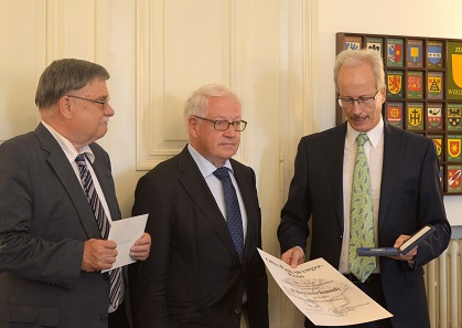 Der scheidende VSBN-Präsident Marcel Häberling überreicht den Otto-Paul-Wenger-Preis an Fritz Rudolf Künker. Links der scheidende Generalsekretär des VSBN, Lutz Neumann.