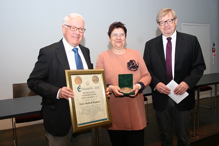 Fritz Rudolf Künker mit dem gerade überreichten Eligius-Preis 2018. Von l. nach r.: Fritz Rudolf Künker, Dr. Barbara Simon, Präsidentin der Deutschen Numismatischen Gesellschaft, Albert Raff, Vorsitzender der Jury, die für die Preisverleihung verantwortlich ist. Foto: DNG.