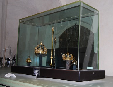 Die Reichsinsignien in ihrer „Sicherheitsvitrine“ vor dem Diebstahl. Foto aus dem Jahr 2008: UK.