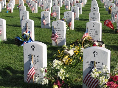 Geschmückte Gräber auf dem Fort Logan National Cemetery in Denver/Colorado. Foto: Tony Massey / CC BY-SA 2.5.