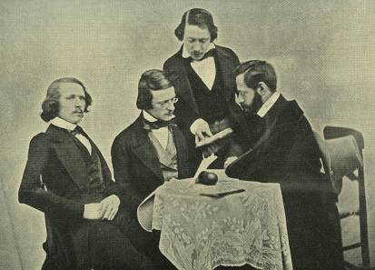 Julius Friedländer in Rom im Winter 1846/47. V.l.n.r.: Emil Braun, Theodor Mommsen, Tycho Mommsen (stehend) und Julius Friedländer, nach einer Daguerrotypie im Archiv des Deutschen Archäologischen Instituts in Rom, entnommen aus: L. Wickert, Theodor Mommsen, Bd. II. (1964) Taf. 4.