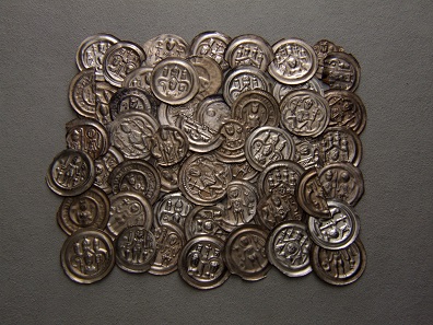 Fund von Trebbin, aus dem Jahr 1899 mit über 600 Brakteaten des 13. Jahrhunderts. Foto: Staatliche Museen zu Berlin, Münzkabinett / Reinhard Saczewski.