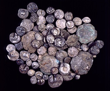Schatzfund von Zagazig in Oberägypten, mit griechischen Münzen und Barren des 6./5. Jh. v.Chr. Foto: Staatliche Museen zu Berlin, Münzkabinett / Reinhard Saczewski.