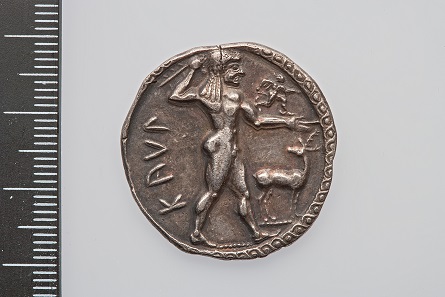 Oftmals werden Götter per se nackt gezeigt, wie hier Apollo auf einem Nomos aus Bruttium (Mzst. Kaulonia), spätarchaisch (Gewicht: 7.47 g; Durchmesser: 29.3 mm, Silber). © Antikenmuseum Basel.