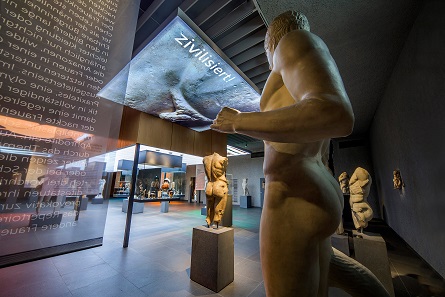 Einblick in die Ausstellung. © Ruedi Habegger, Antikenmuseum Basel und Sammlung Ludwig.