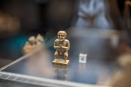 Grinsender Tanzzwerg aus Speckstein. Ägypten, 12. Dynastie, frühes 2. Jt. v. Chr. (Leihgabe). © Ruedi Habegger, Antikenmuseum Basel und Sammlung Ludwig.