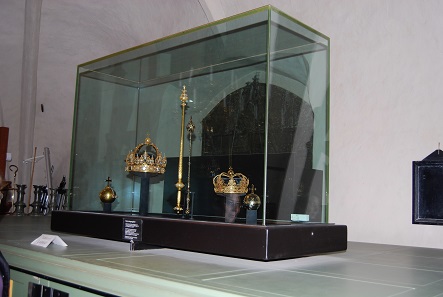 Die Sicherheitsvitrine, aus der die Kronen entwendet wurden. Foto: KW.