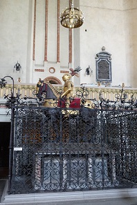 Das Grab des Eigentümers und Stifters der gestohlenen Krone: Karl IX. Foto: KW.