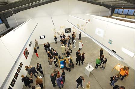 Blick in den großen Ausstellungsraum. Foto: Michael Kirsten, Berlin.