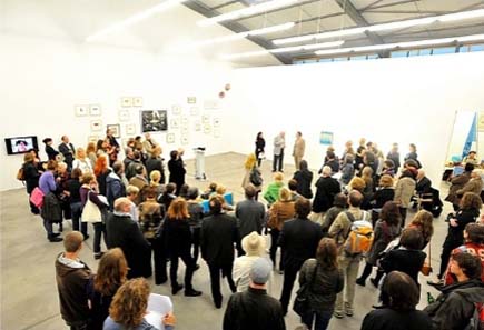 Blick in den großen Ausstellungsraum während der Ansprachen. Foto: Michael Kirsten, Berlin.