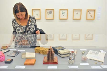Tischvitrine im Kabinett-Raum, hinten an der Wand: Werkgruppe von Barton Lidicé Benes. Foto: Michael Kirsten, Berlin.