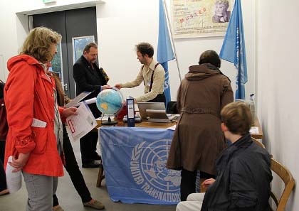 Ausstellungseröffnung mit Bürgermeldeamt der Künstlergruppe United Transnational Republics. Foto: Angela Graff, Hönow bei Berlin.