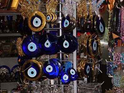 Nazar: Blaues Auge, Blaue Perle, Nazar-Amulett oder Nazar-Perle heißt das heute im Orient weitverbreitete Amulett, das gegen den bösen Blick schützen soll.
