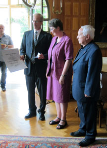 Ursula Kampmann erhält den Otto-Paul-Wenger-Preis. Zur ihrer Linken Marcel Häberling, rechts der Laudator Albert M. Beck.